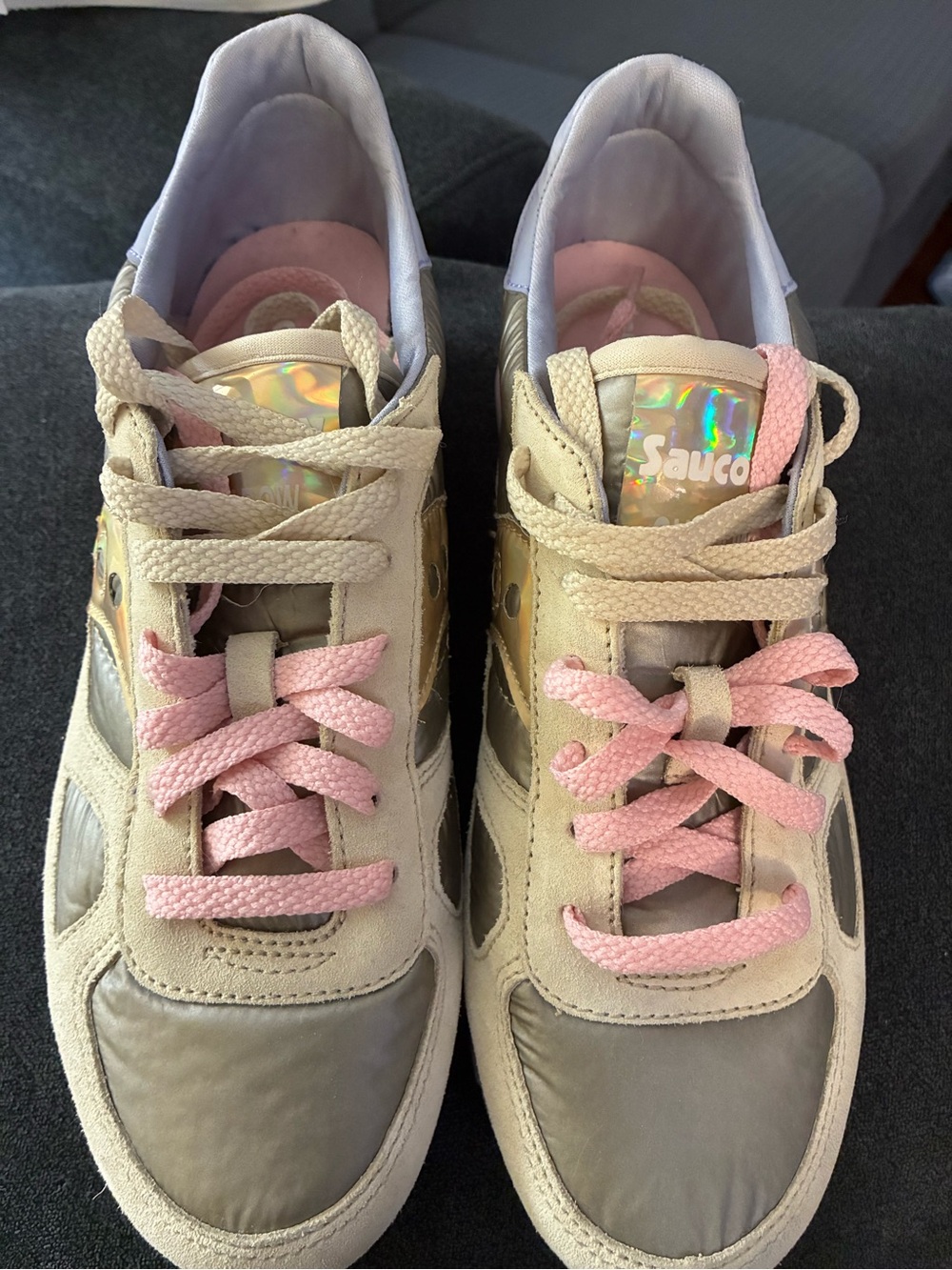 Saucony Kids Beige Sneakers with Pink Laces and Holographic Tongue